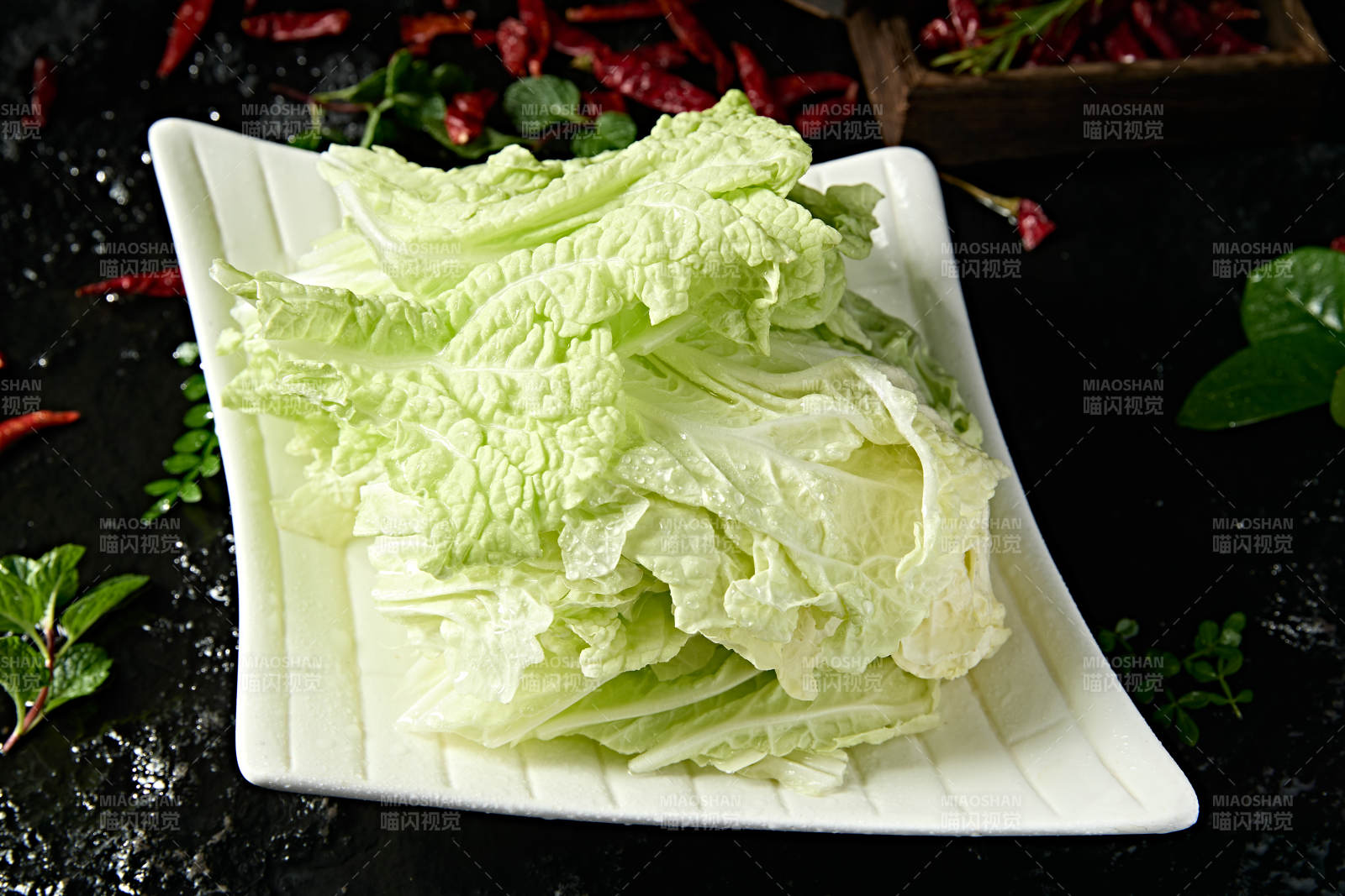 火锅食材一盘新鲜的圆生菜图片