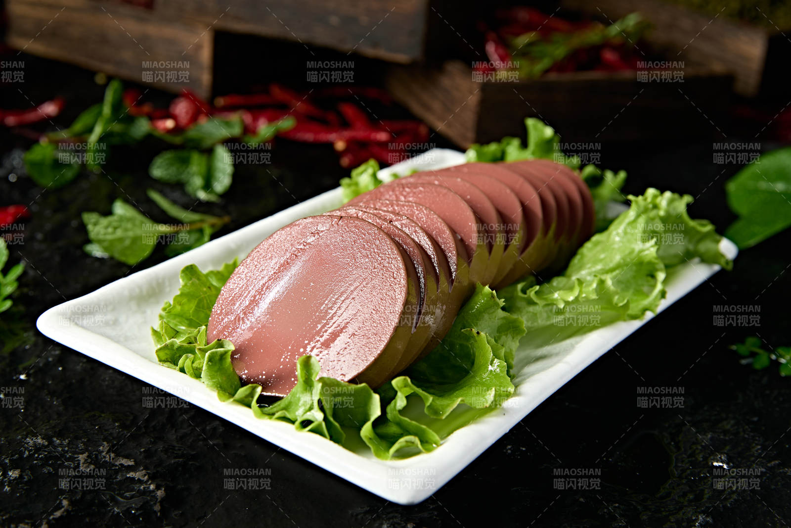 白色瓷盘装的火锅食材鸭血切片图片