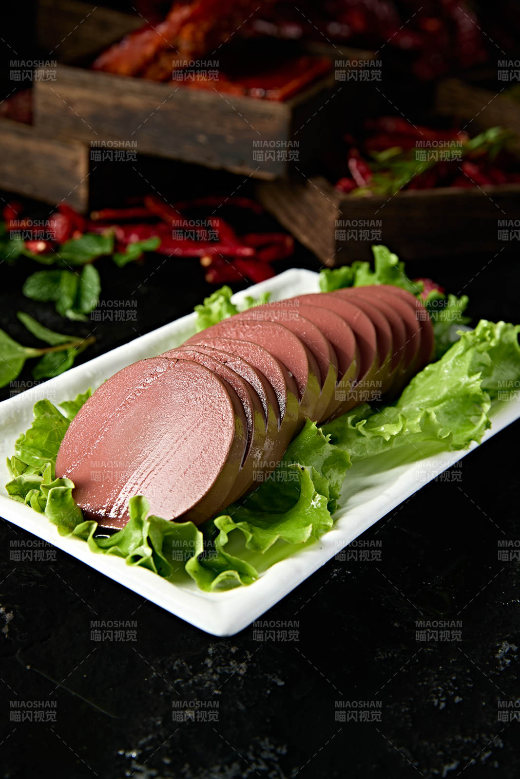 白色瓷盘装的火锅食材鸭血切片图片