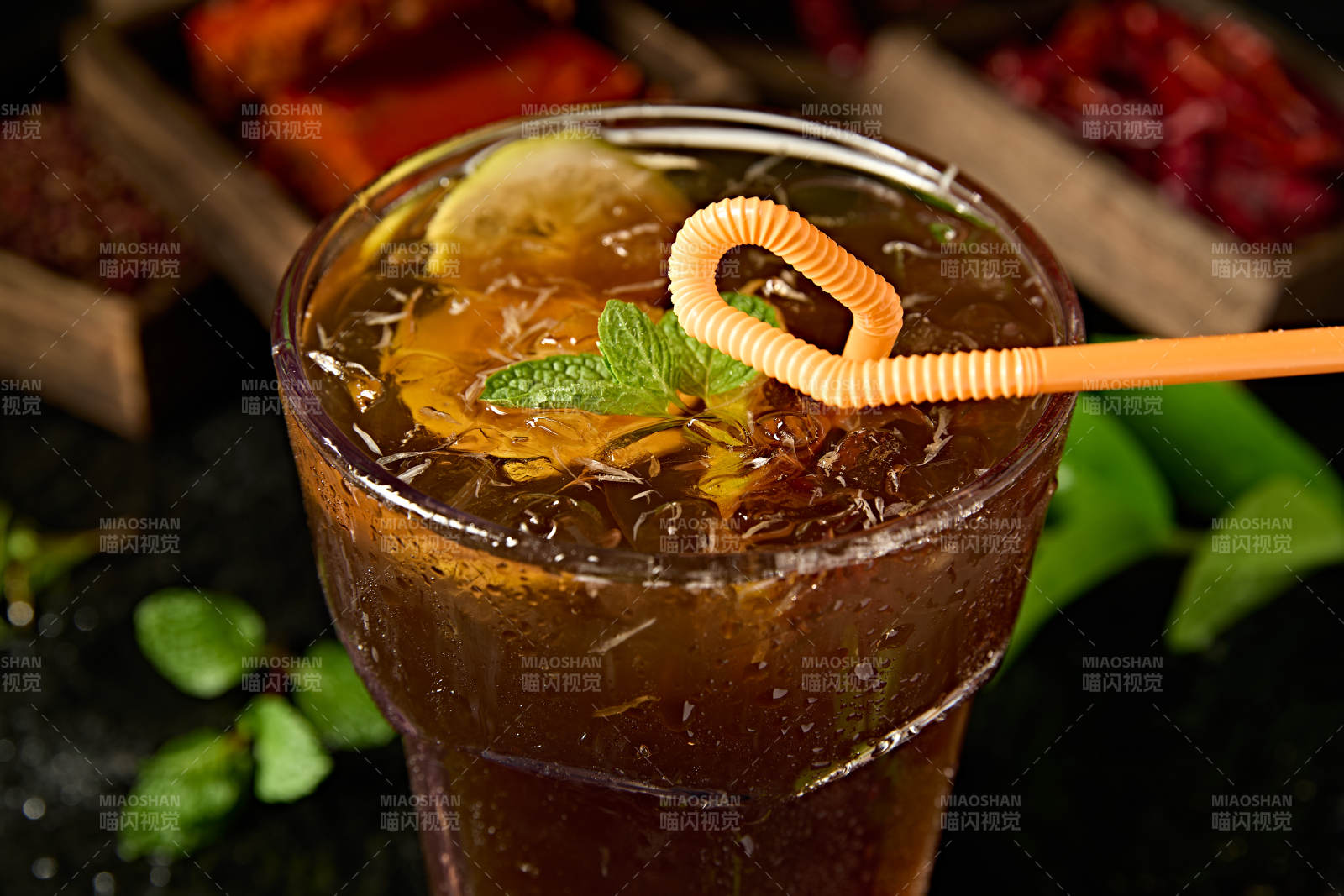 夏季清凉饮料柠檬冰红茶图片