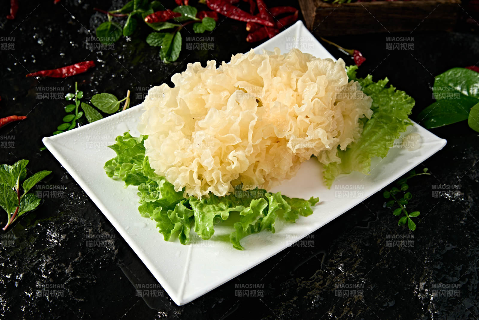 白色瓷盘装的火锅食材鲜银耳图片