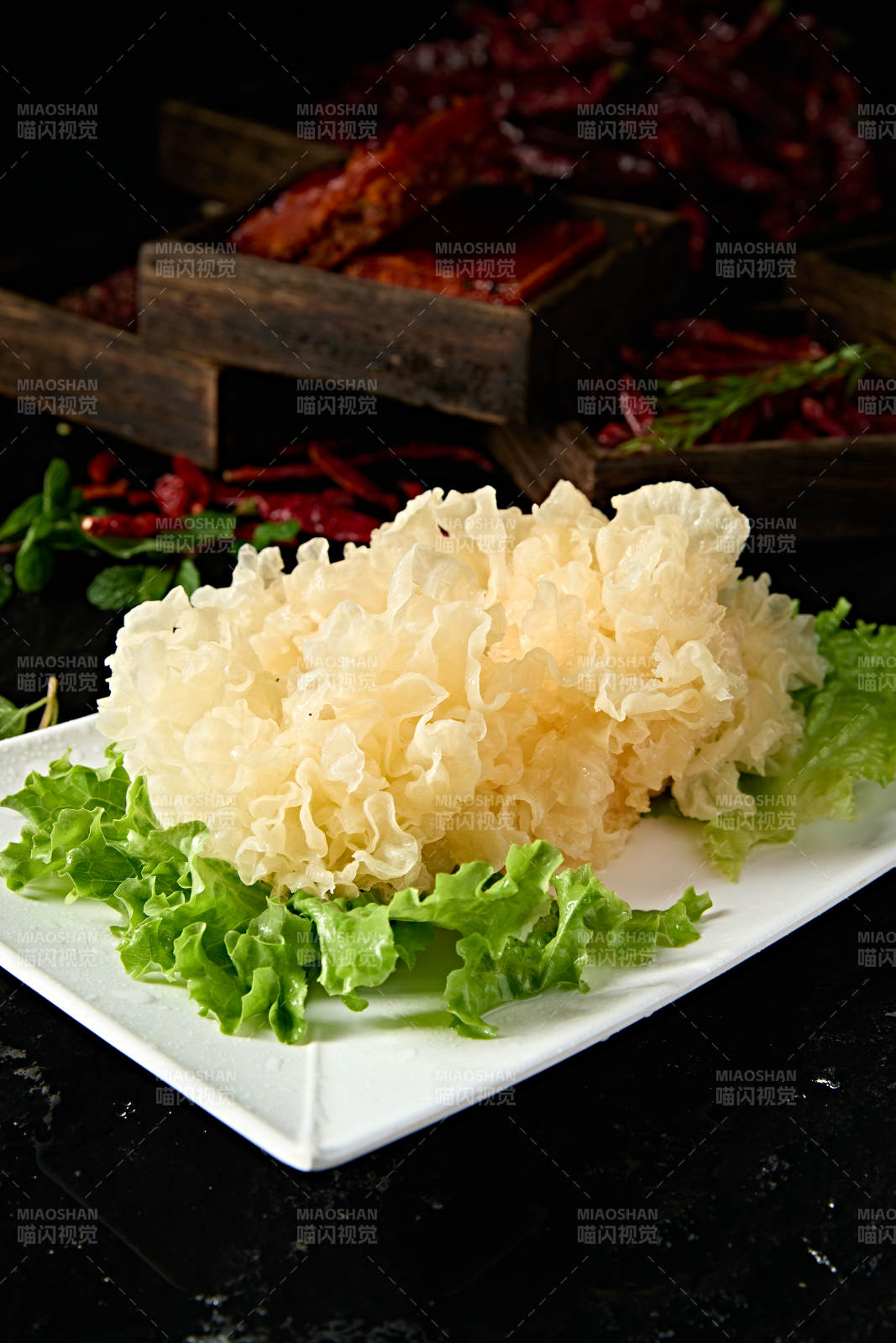 白色瓷盘装的火锅食材鲜银耳图片