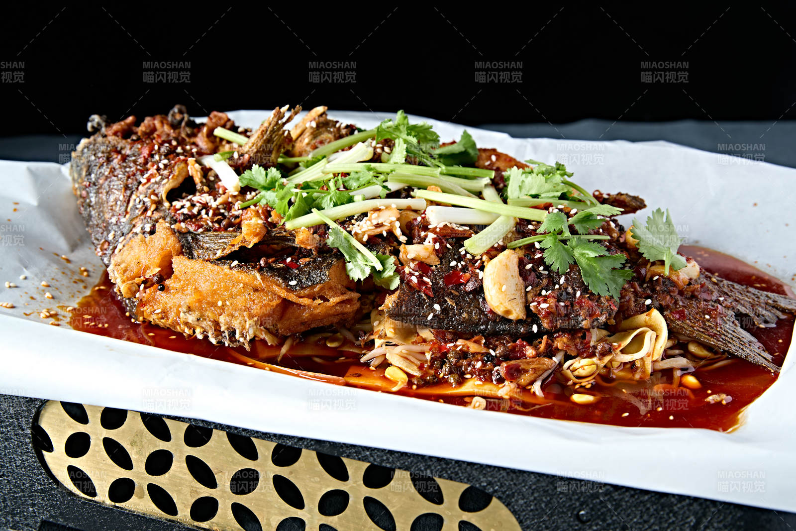 川味香辣纸上烤鱼图片
