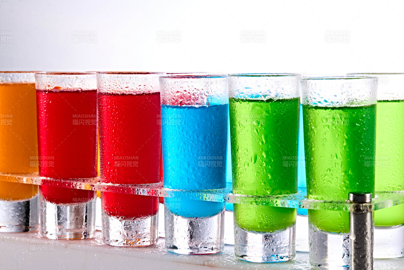 酒吧调制含酒精类饮品图片