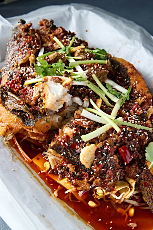 川味香辣纸上烤鱼图片