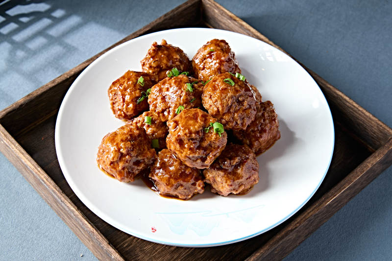 婚宴传统美食红烧狮子头肉丸子图片