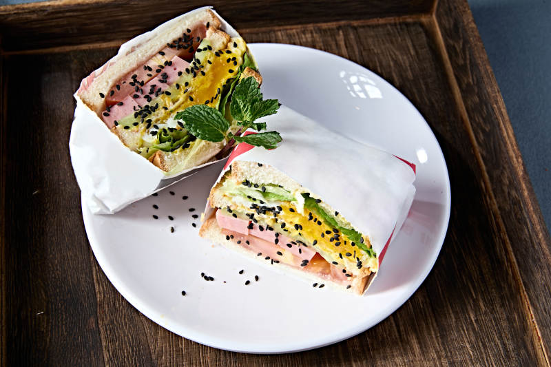 美味西式简餐鸡蛋火腿三明治图片