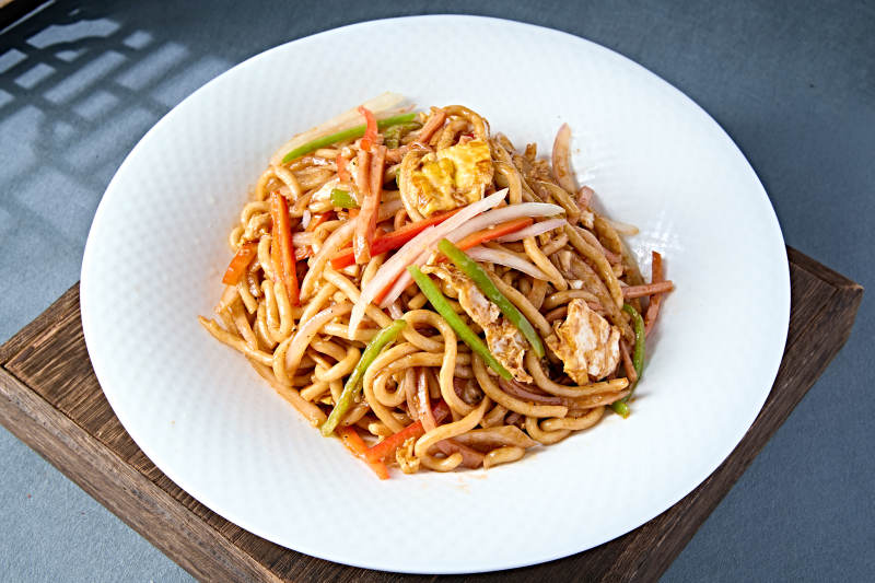 鸡蛋火腿圆葱青椒丝炒乌冬面图片