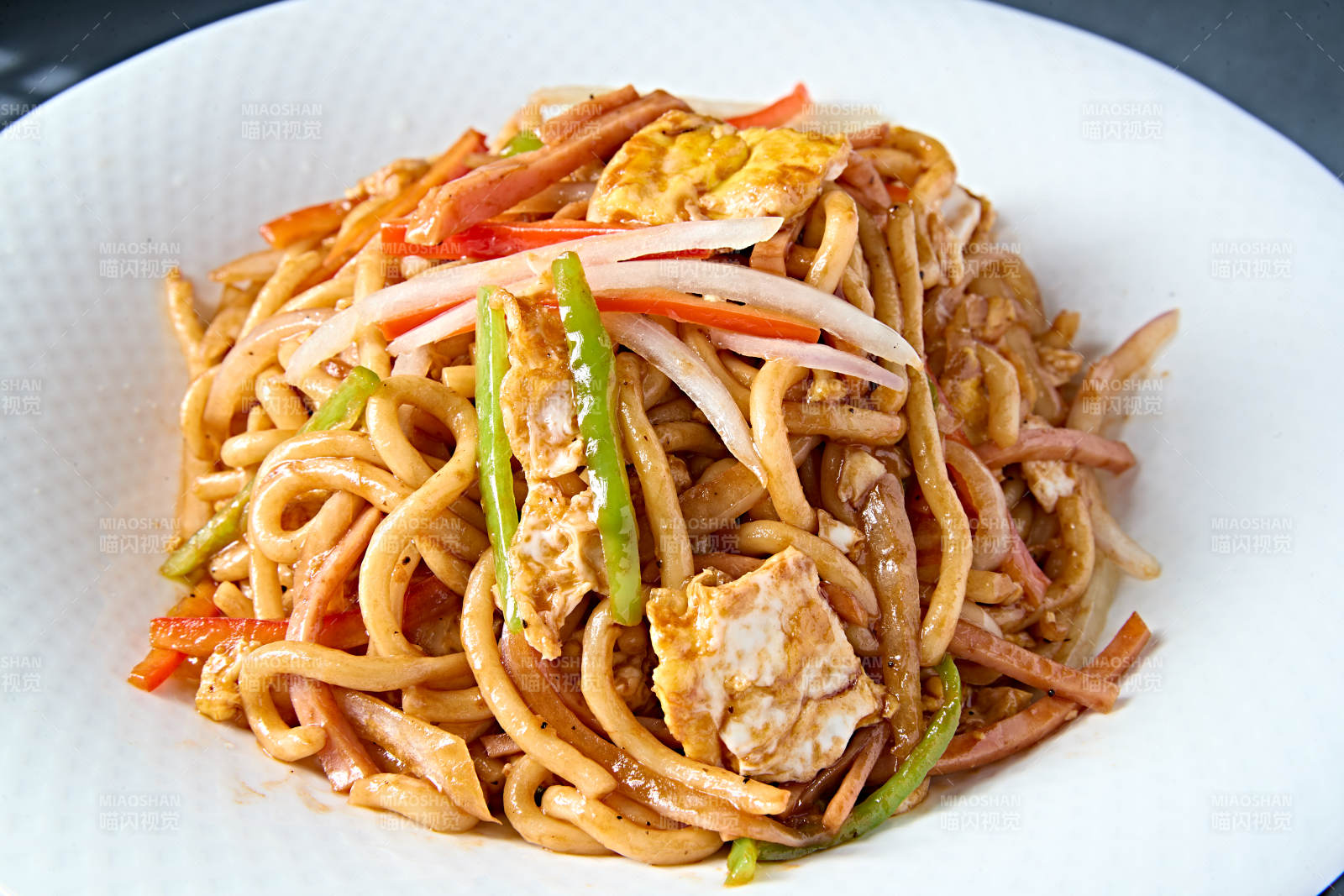 鸡蛋火腿圆葱青椒丝炒乌冬面图片