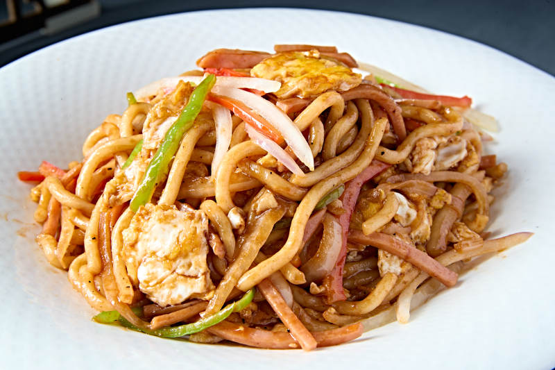 鸡蛋火腿圆葱青椒丝炒乌冬面图片
