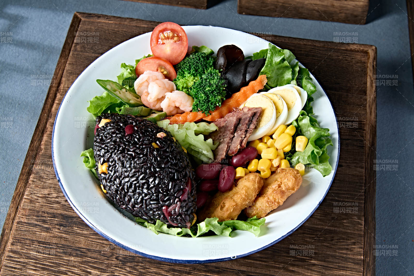 紫米杂粮饭为主的轻食健康减脂餐图片