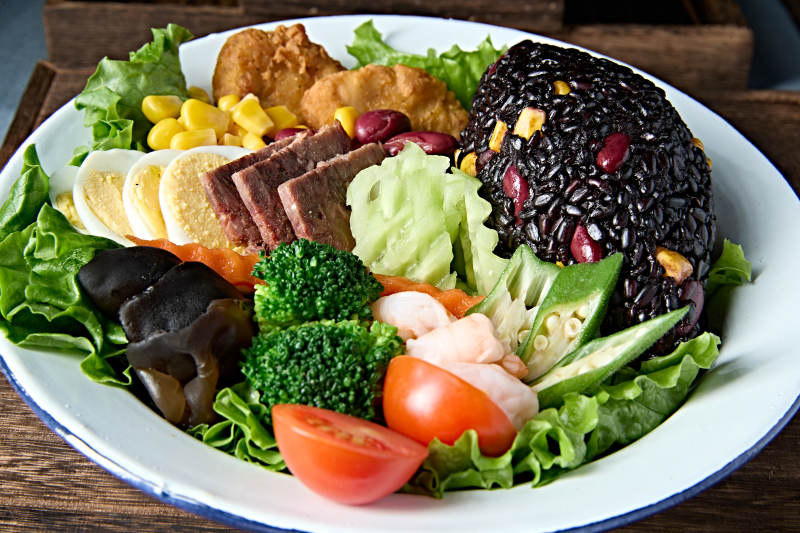 紫米杂粮饭为主的轻食健康减脂餐图片