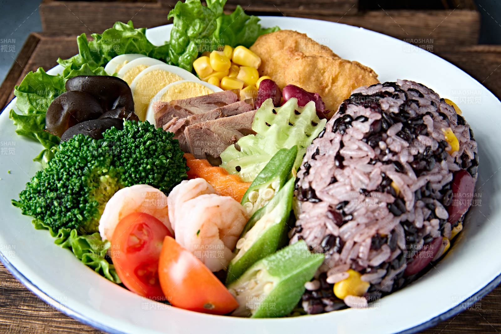 糙米杂粮饭为主的轻食健康减脂餐图片