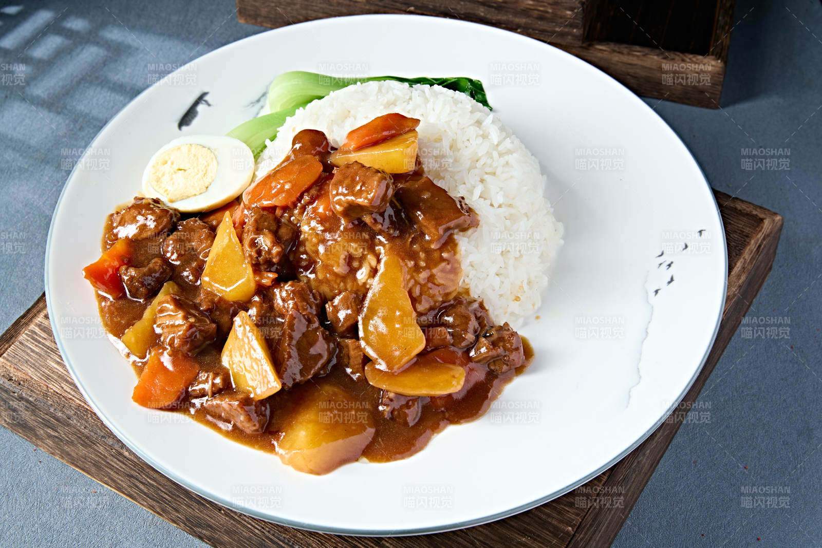 快餐简餐胡萝卜土豆炖牛肉盖浇饭图片