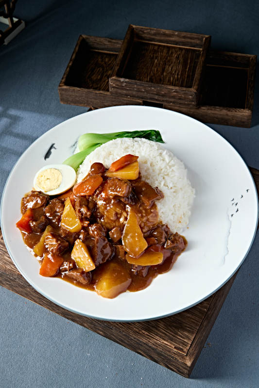 快餐简餐胡萝卜土豆炖牛肉盖浇饭图片
