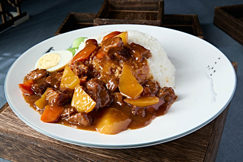 快餐简餐胡萝卜土豆炖牛肉盖浇饭图片