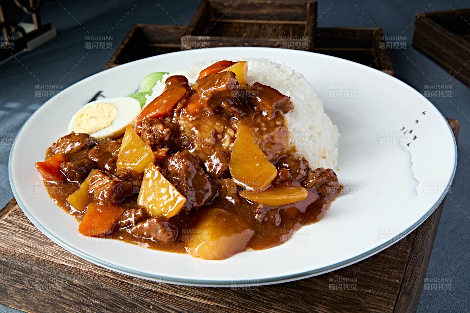 快餐简餐胡萝卜土豆炖牛肉盖浇饭图片