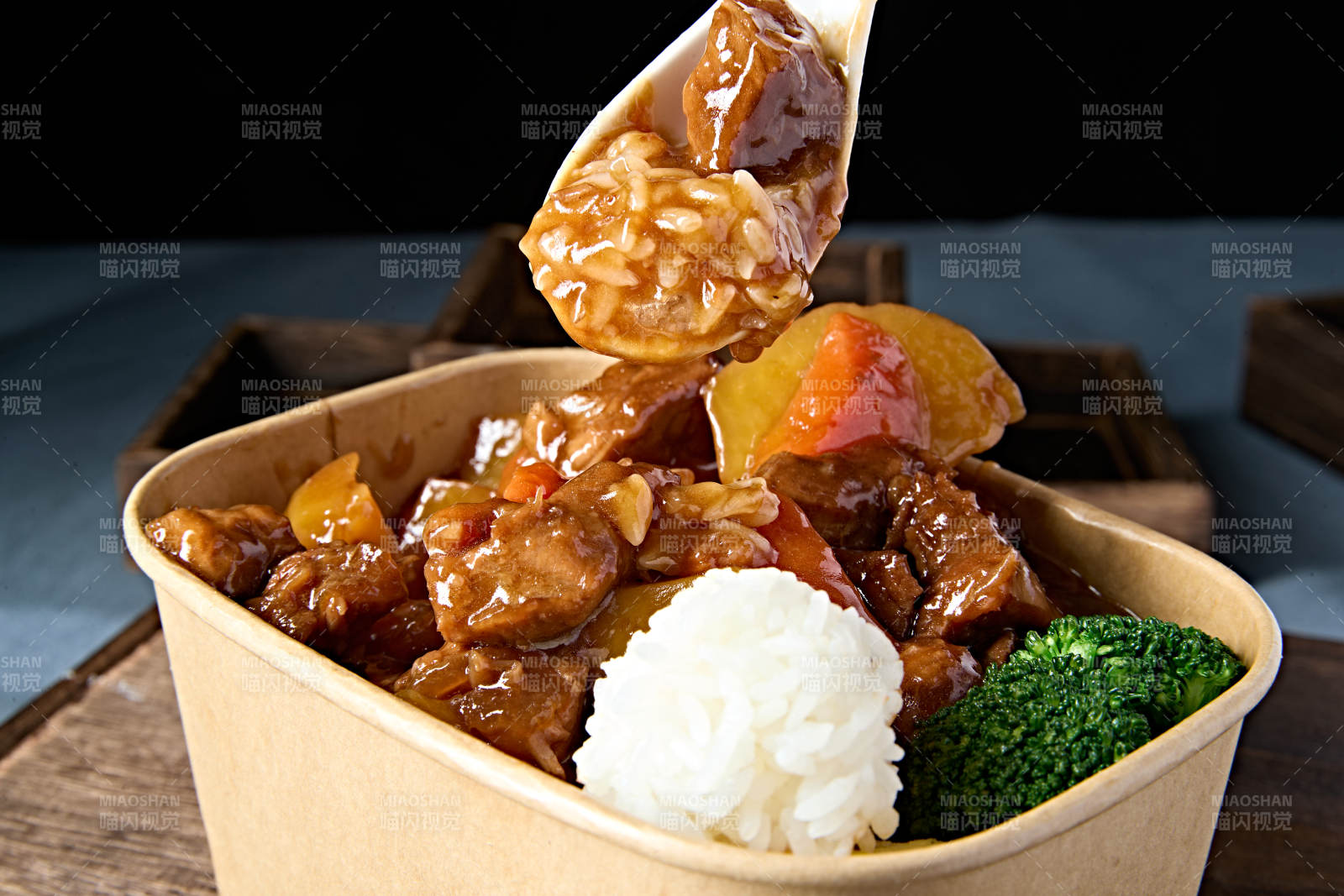 快餐简餐胡萝卜土豆炖牛肉盖浇饭图片