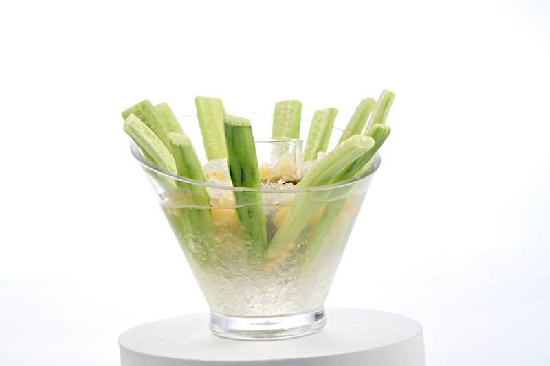 爽口小吃蘸醋冰镇黄瓜条图片