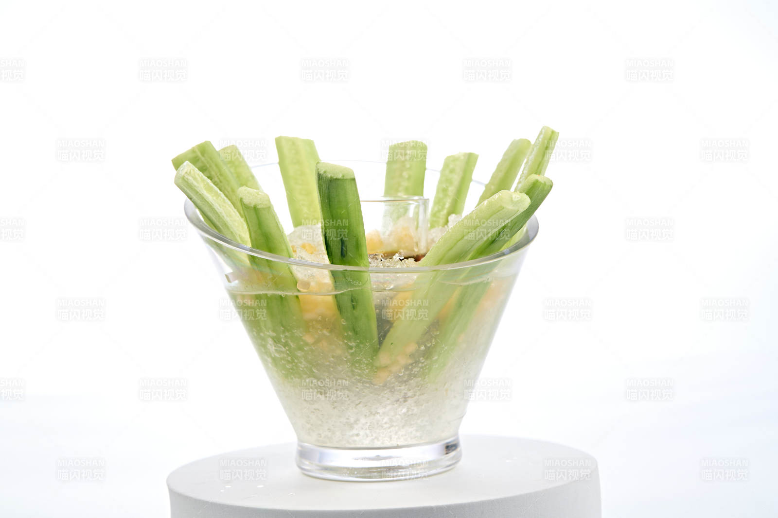 爽口小吃蘸醋冰镇黄瓜条图片