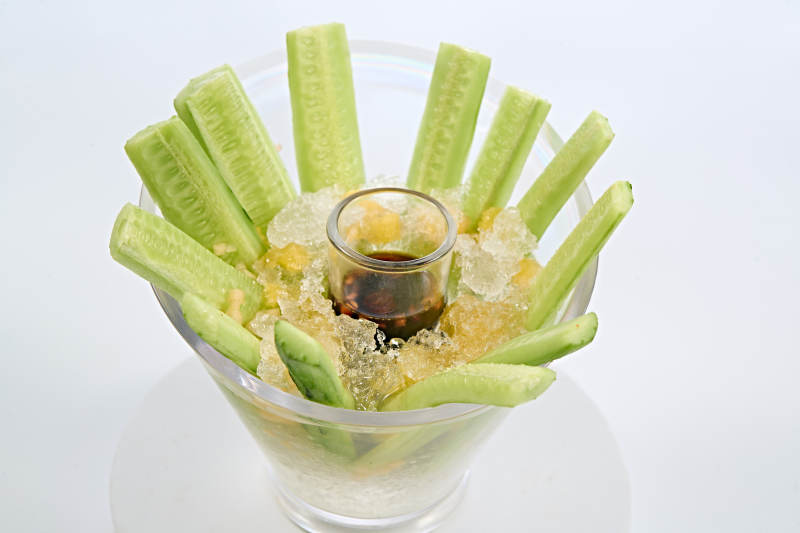 爽口小吃蘸醋冰镇黄瓜条图片