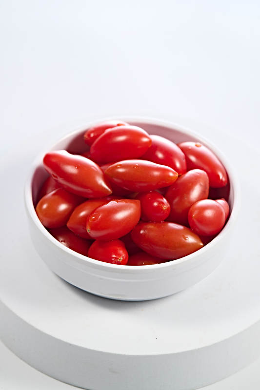 白色背景上摆放的鲜红圣女果图片