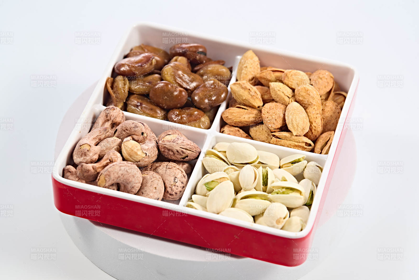 节日小吃四格坚果拼盘图片