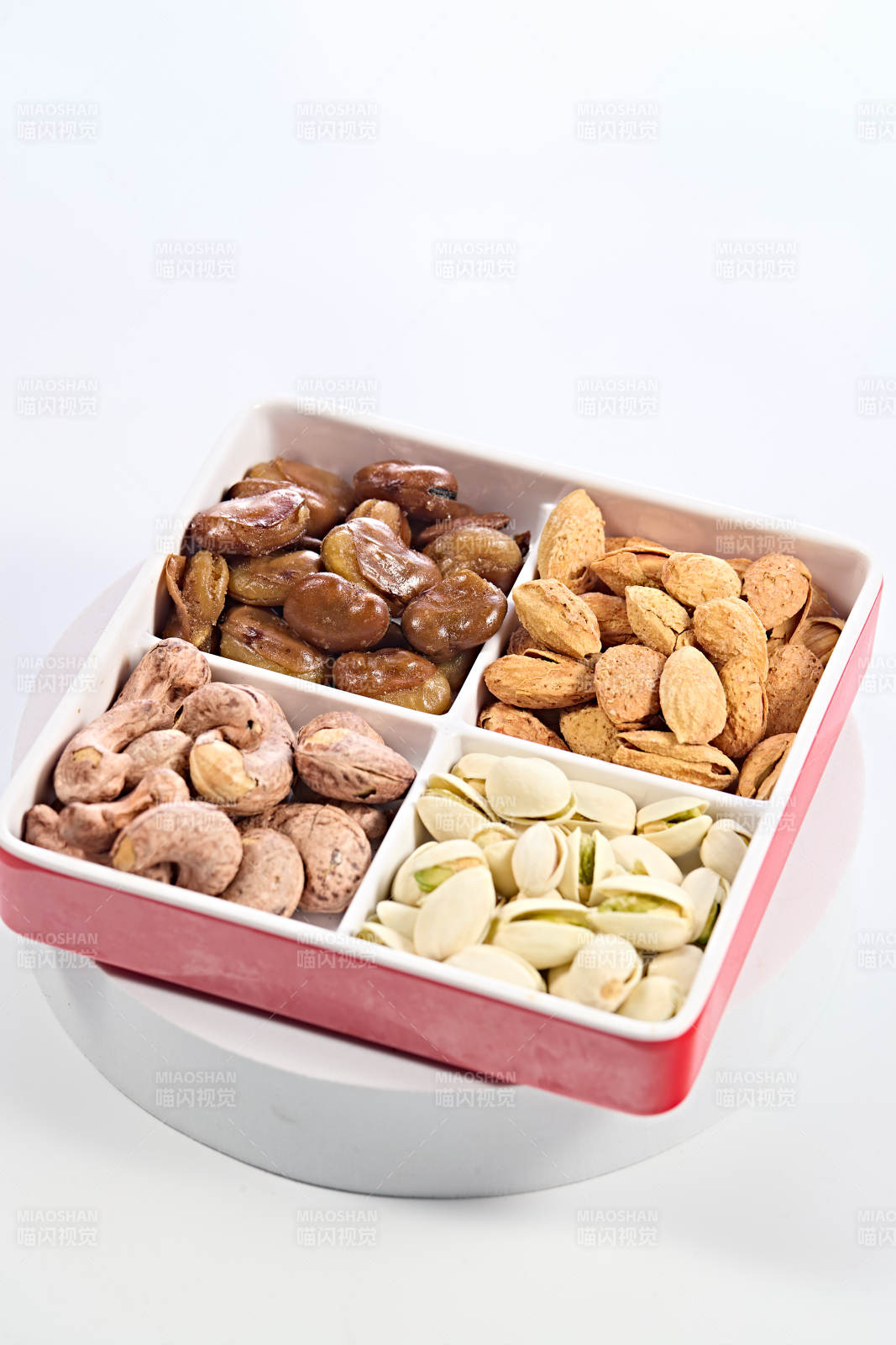 节日小吃四格坚果拼盘图片