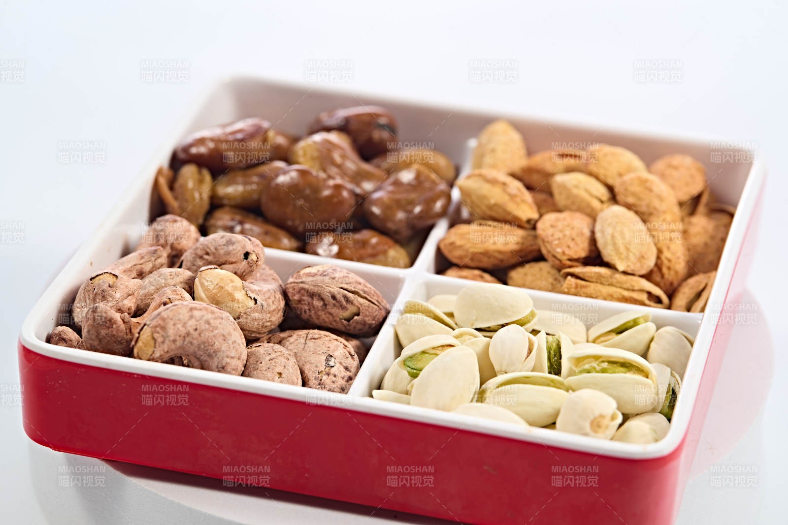 节日小吃四格坚果拼盘图片