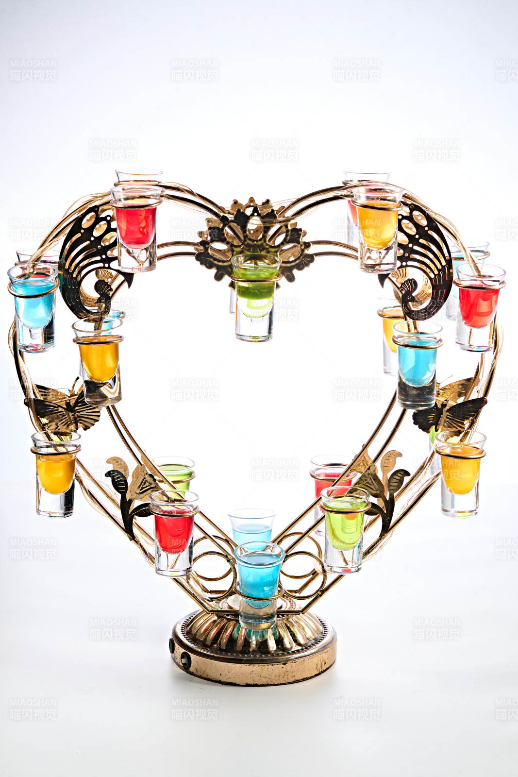 酒吧爱心形状调制鸡尾酒图片