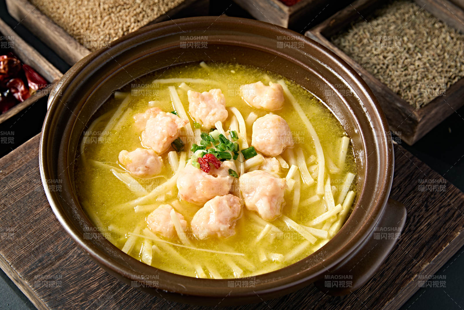 砂锅酸汤笋丝炖虾滑图片