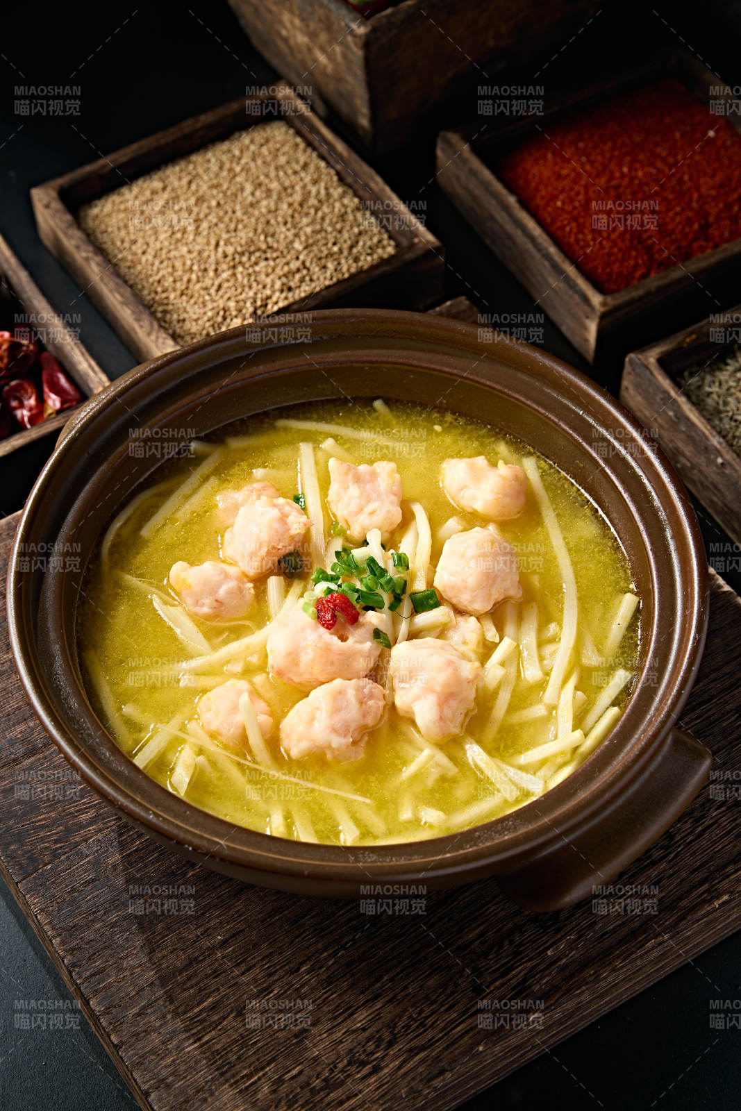 砂锅酸汤笋丝炖虾滑图片