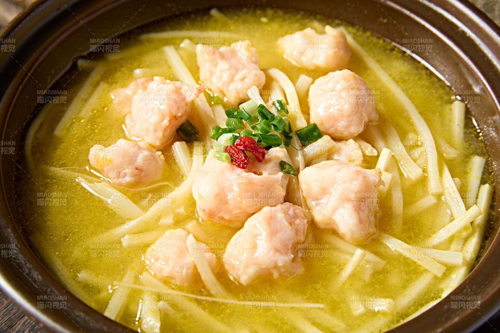 砂锅酸汤笋丝炖虾滑图片
