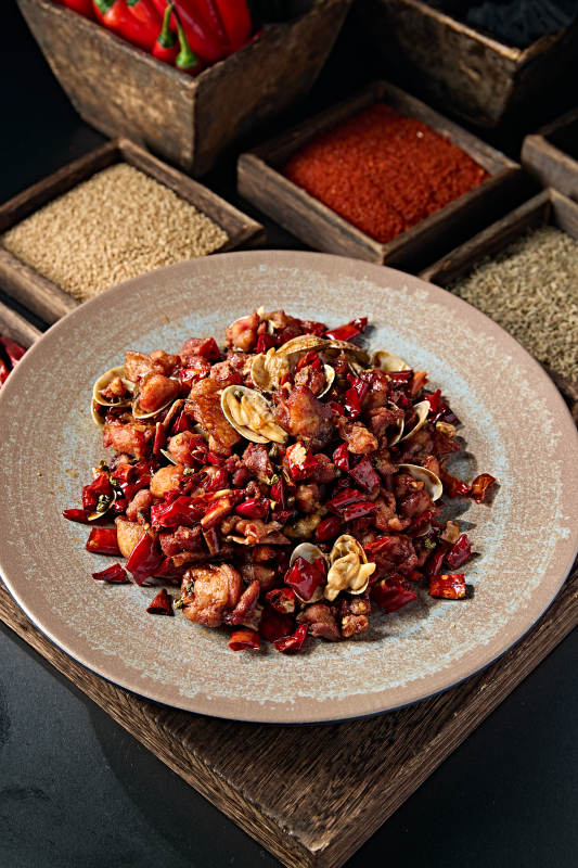 川味辣子鸡丁炒花蛤图片