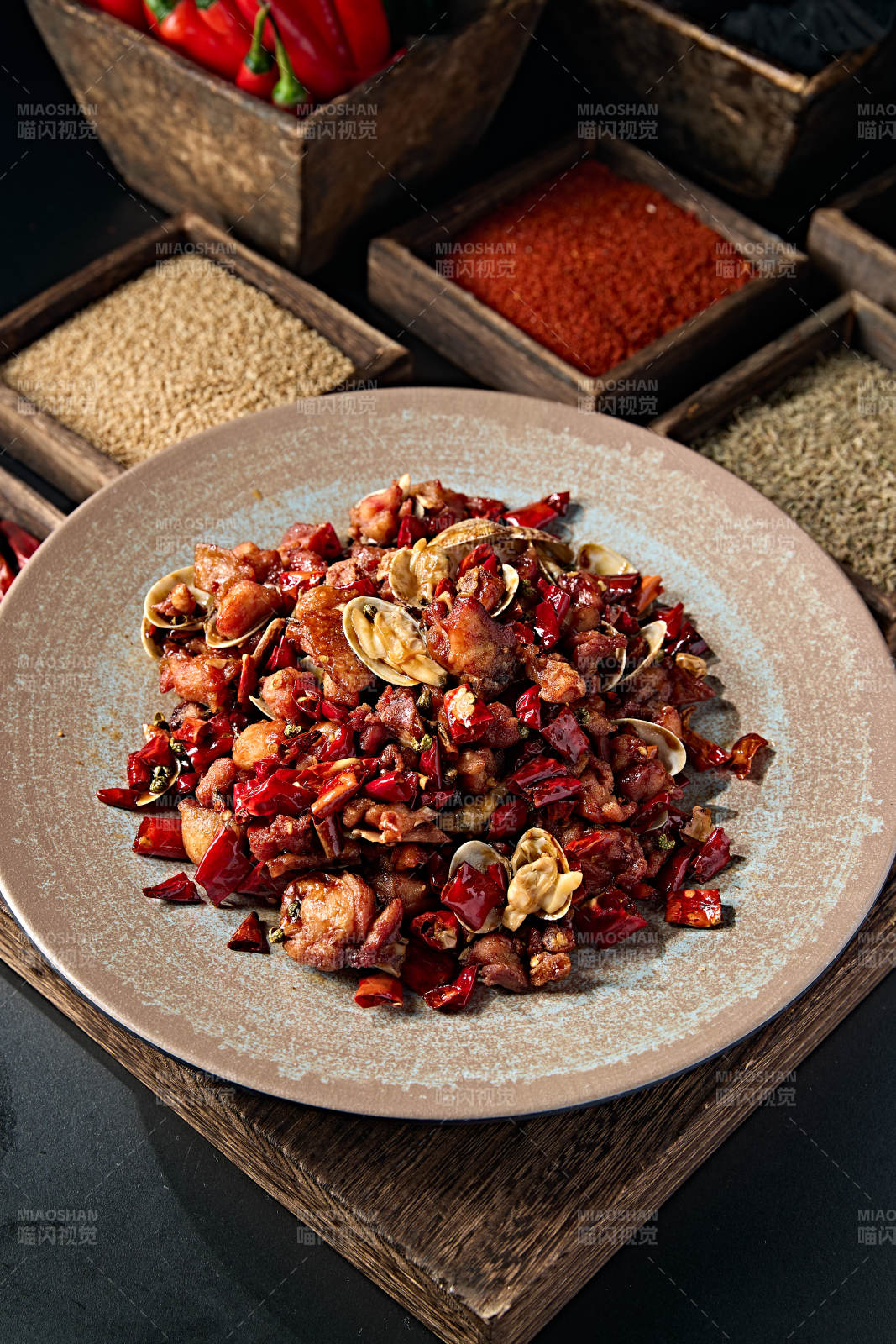 川味辣子鸡丁炒花蛤图片