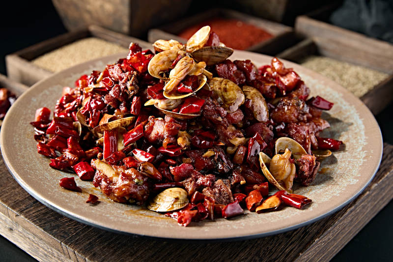 川味辣子鸡丁炒花蛤图片