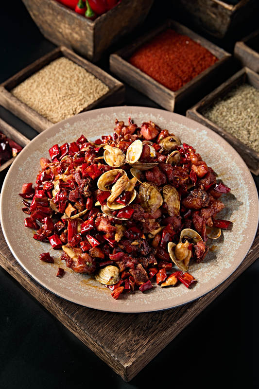 川味辣子鸡丁炒花蛤图片