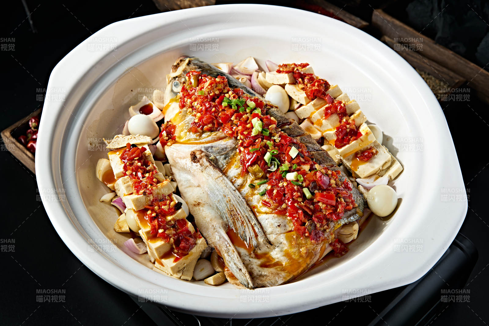 美味砂锅豆腐酱闷野生大鱼头图片