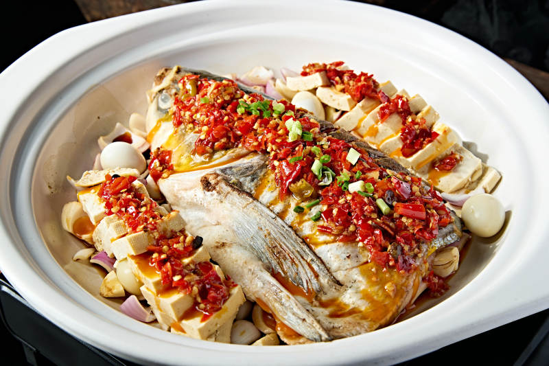 美味砂锅豆腐酱闷野生大鱼头图片