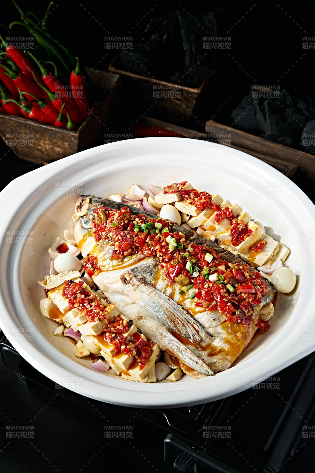 美味砂锅豆腐酱闷野生大鱼头图片