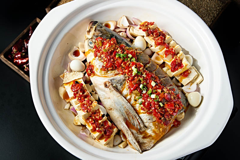 美味砂锅豆腐酱闷野生大鱼头图片