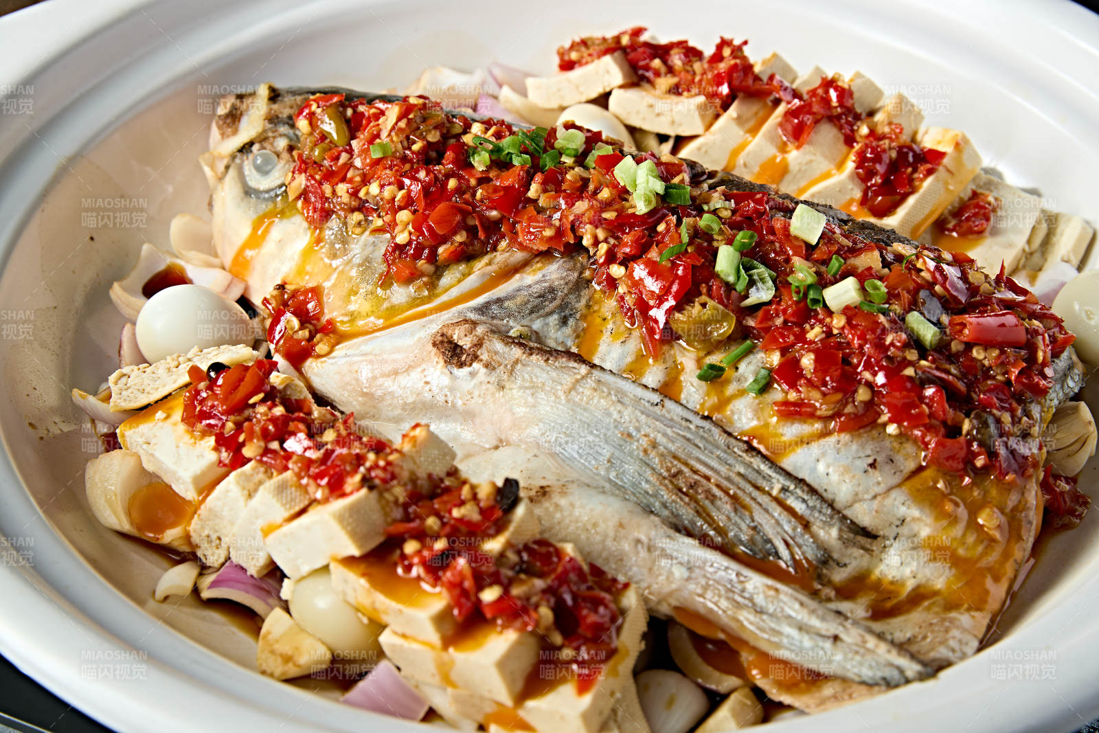 美味砂锅豆腐酱闷野生大鱼头图片