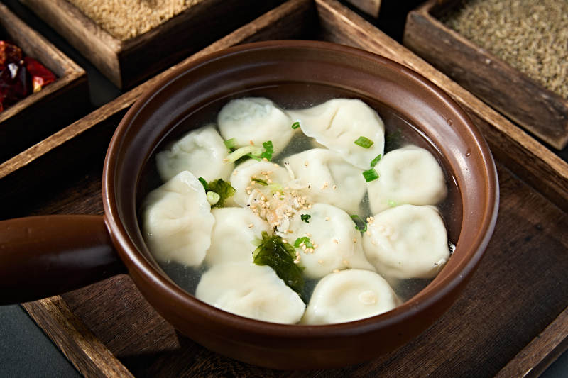 砂锅清汤煮现包汤饺图片