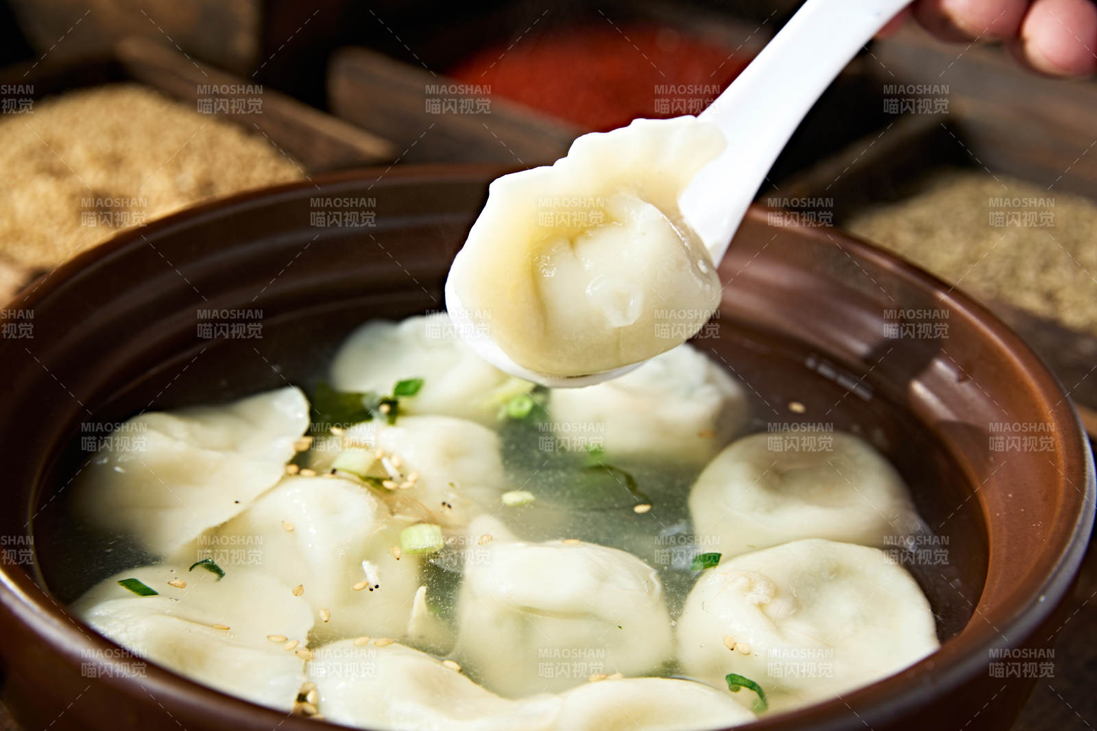 砂锅清汤煮现包汤饺图片
