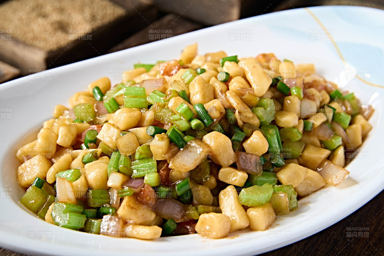 西芹韭菜洋葱炒疙瘩图片