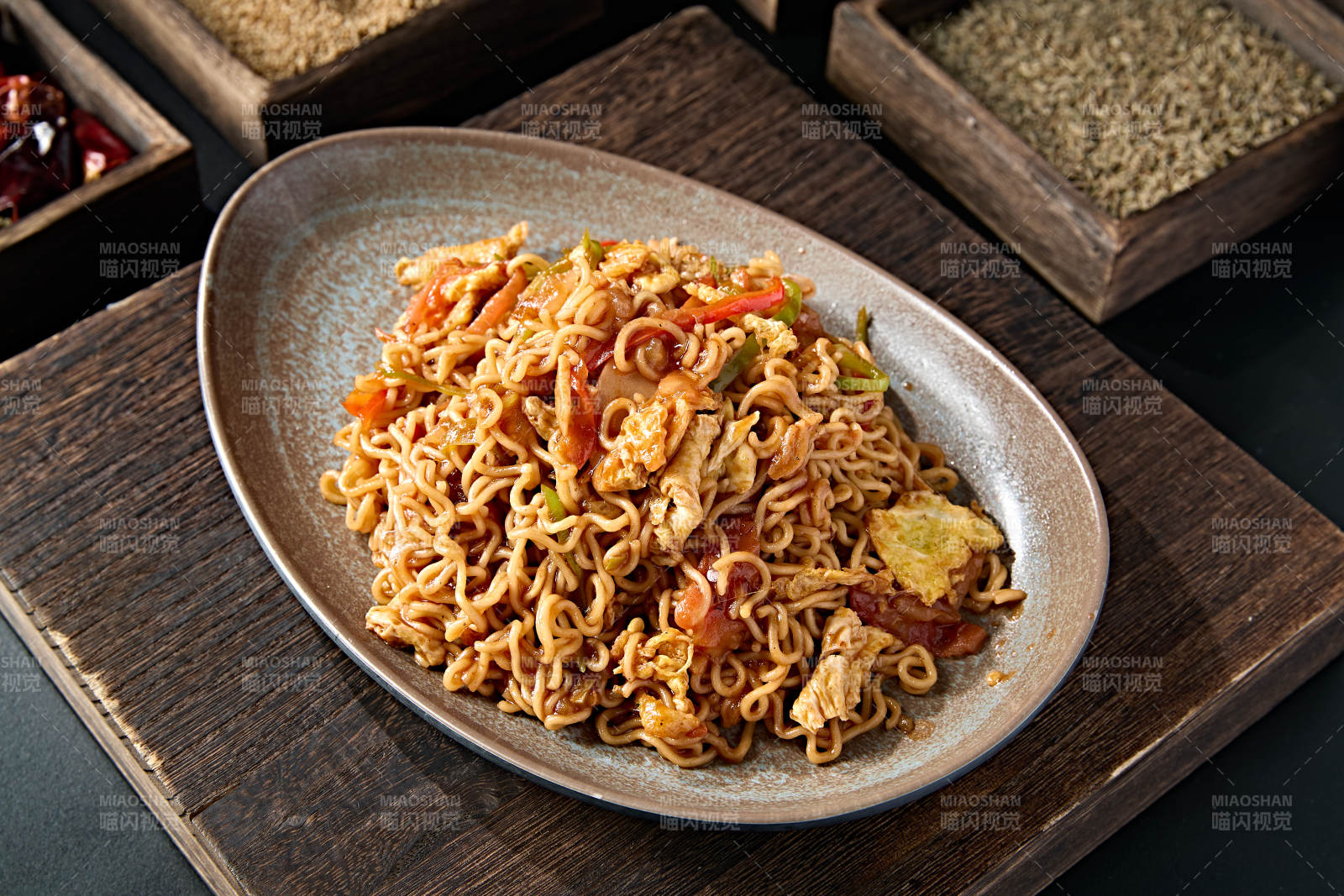 美味夜宵炒方便面图片