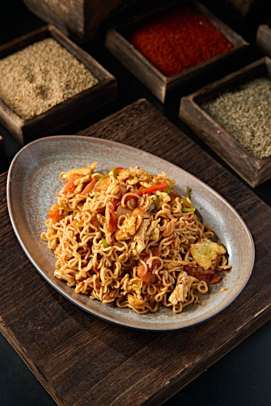 美味夜宵炒方便面图片