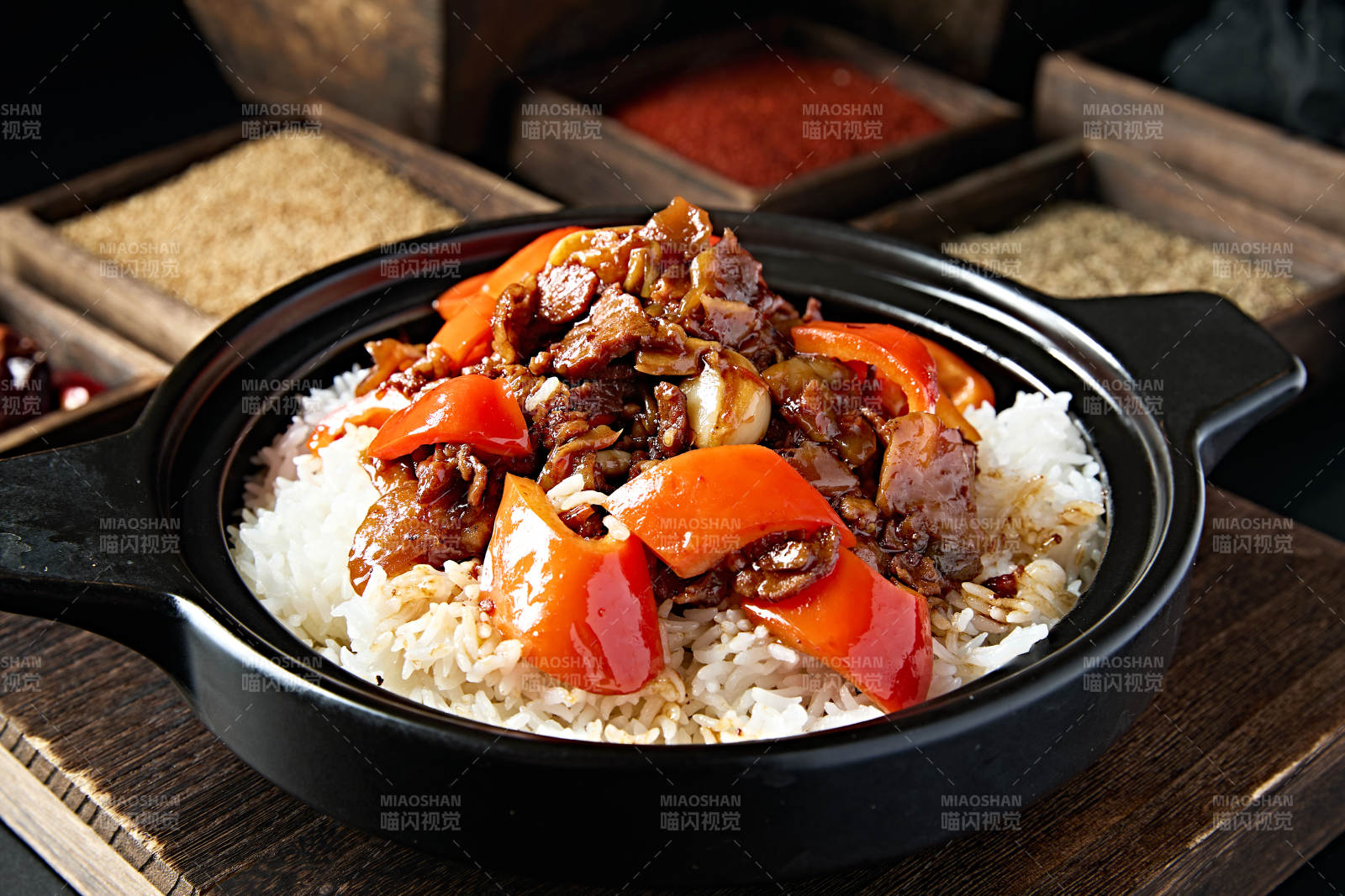砂锅彩椒蒜香酱炒五花肉盖浇饭图片