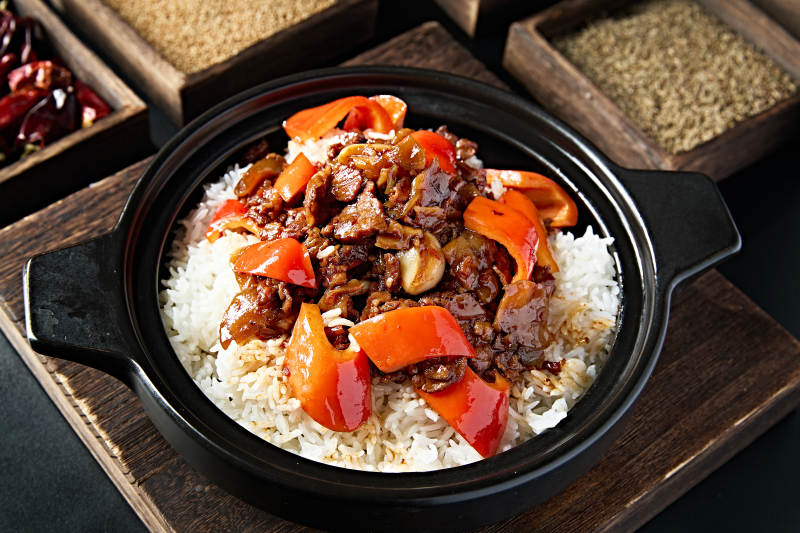 砂锅彩椒蒜香酱炒五花肉盖浇饭图片