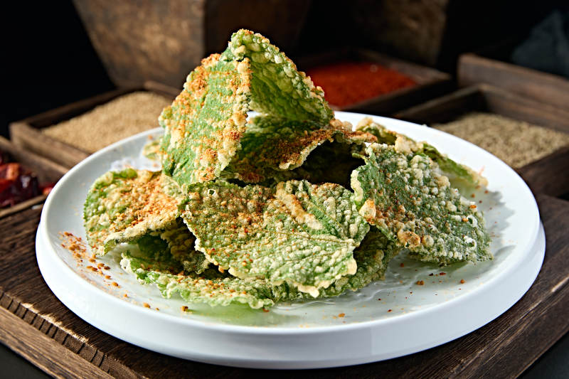 撒粉香辣拖面油炸紫苏叶图片